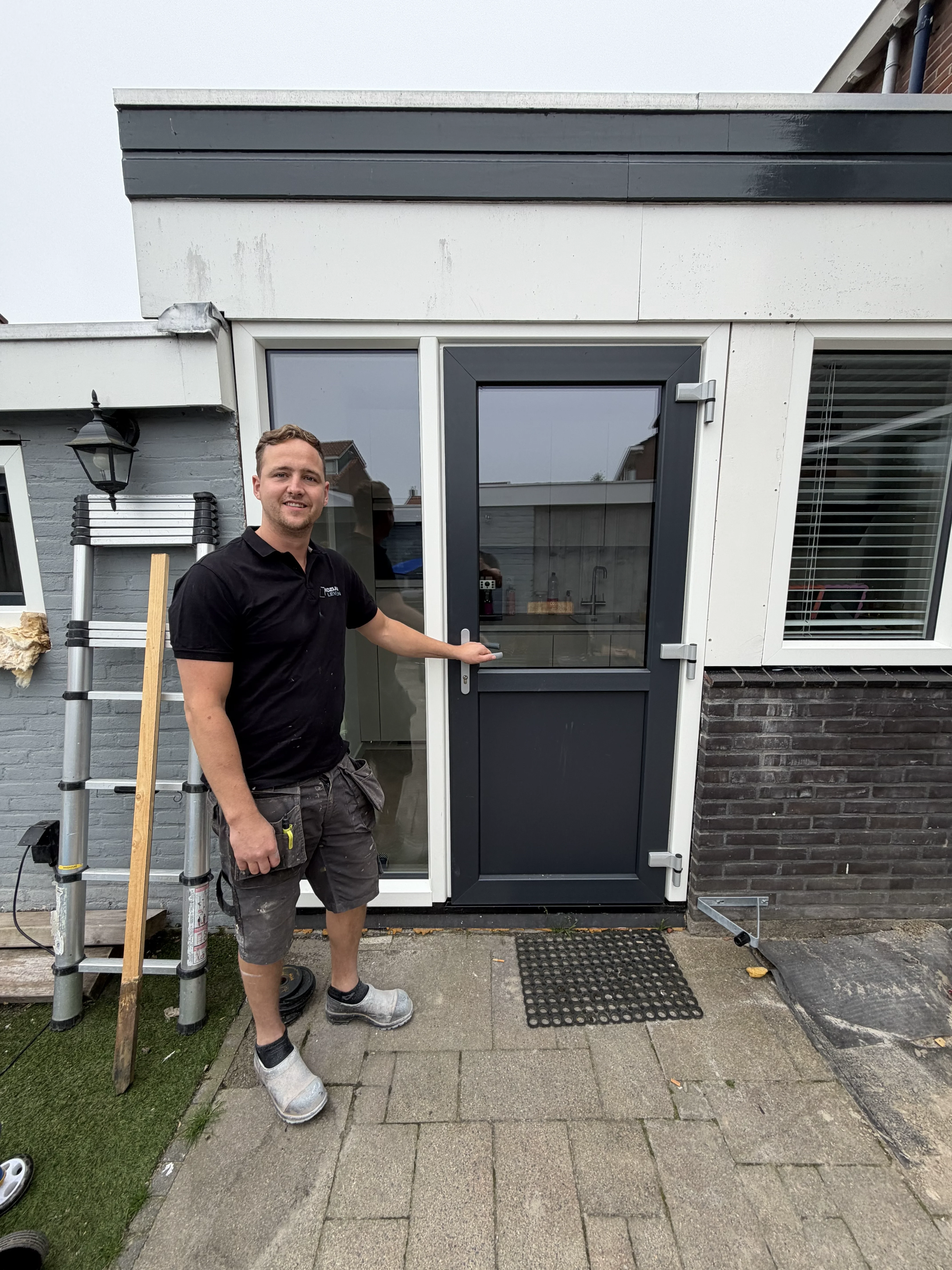 Kunststof kozijnen Heerenveen — medewerker van Kozijnenleveren aan het werk