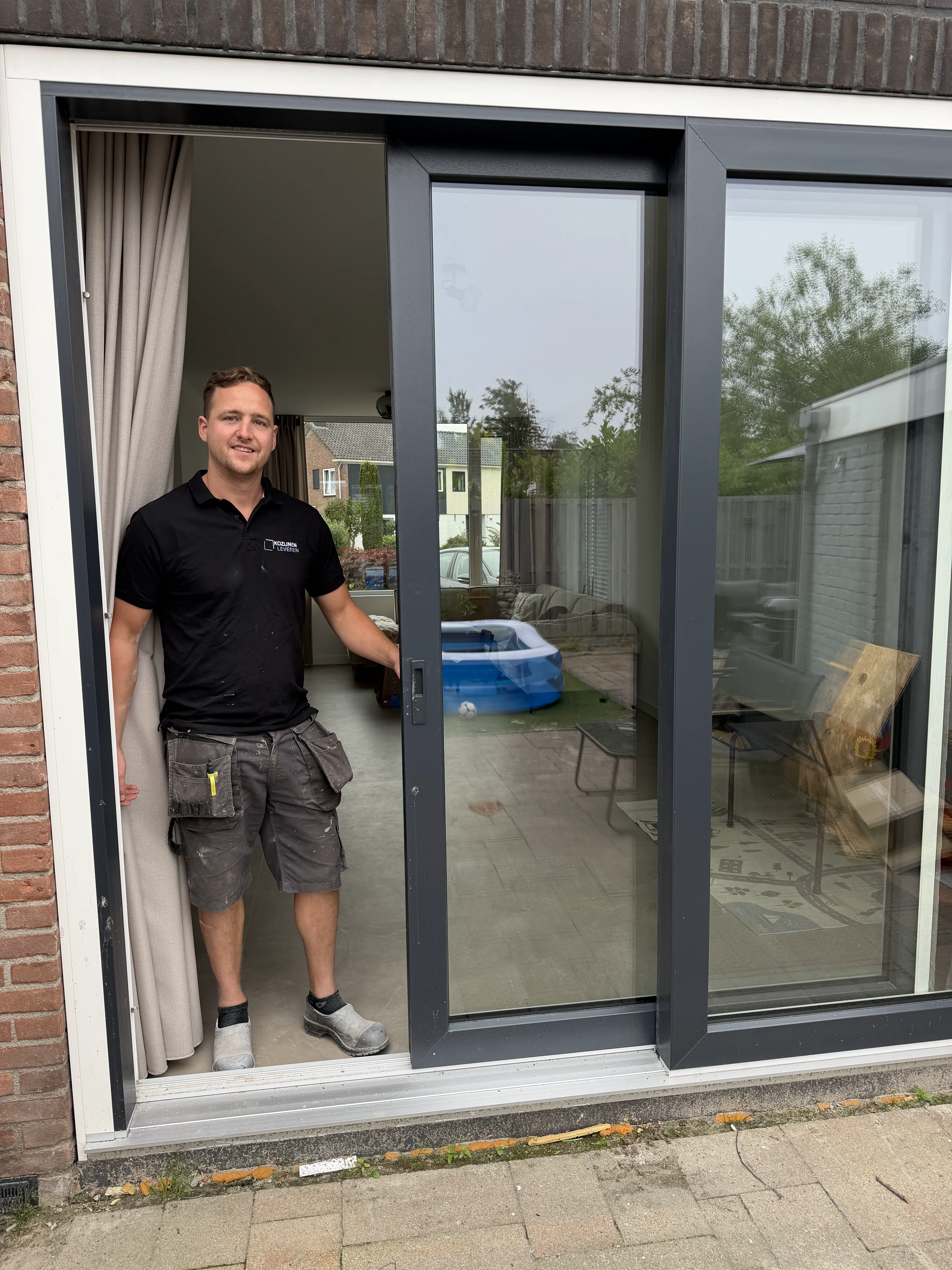 Kunststof kozijnen Hoogkerk — medewerker van Kozijnenleveren aan het werk