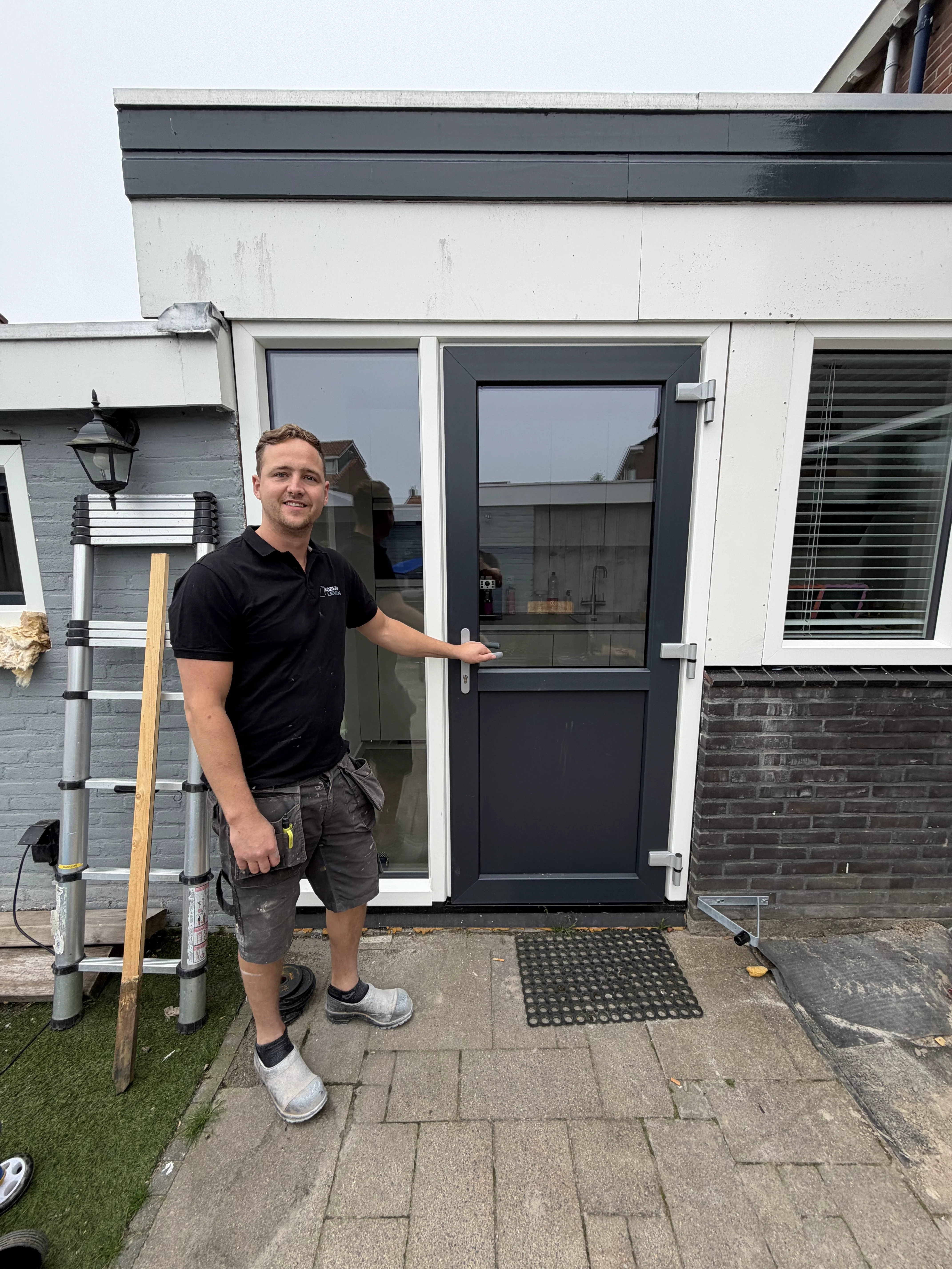 Kunststof kozijnen Zuidhorn — medewerker van Kozijnenleveren aan het werk