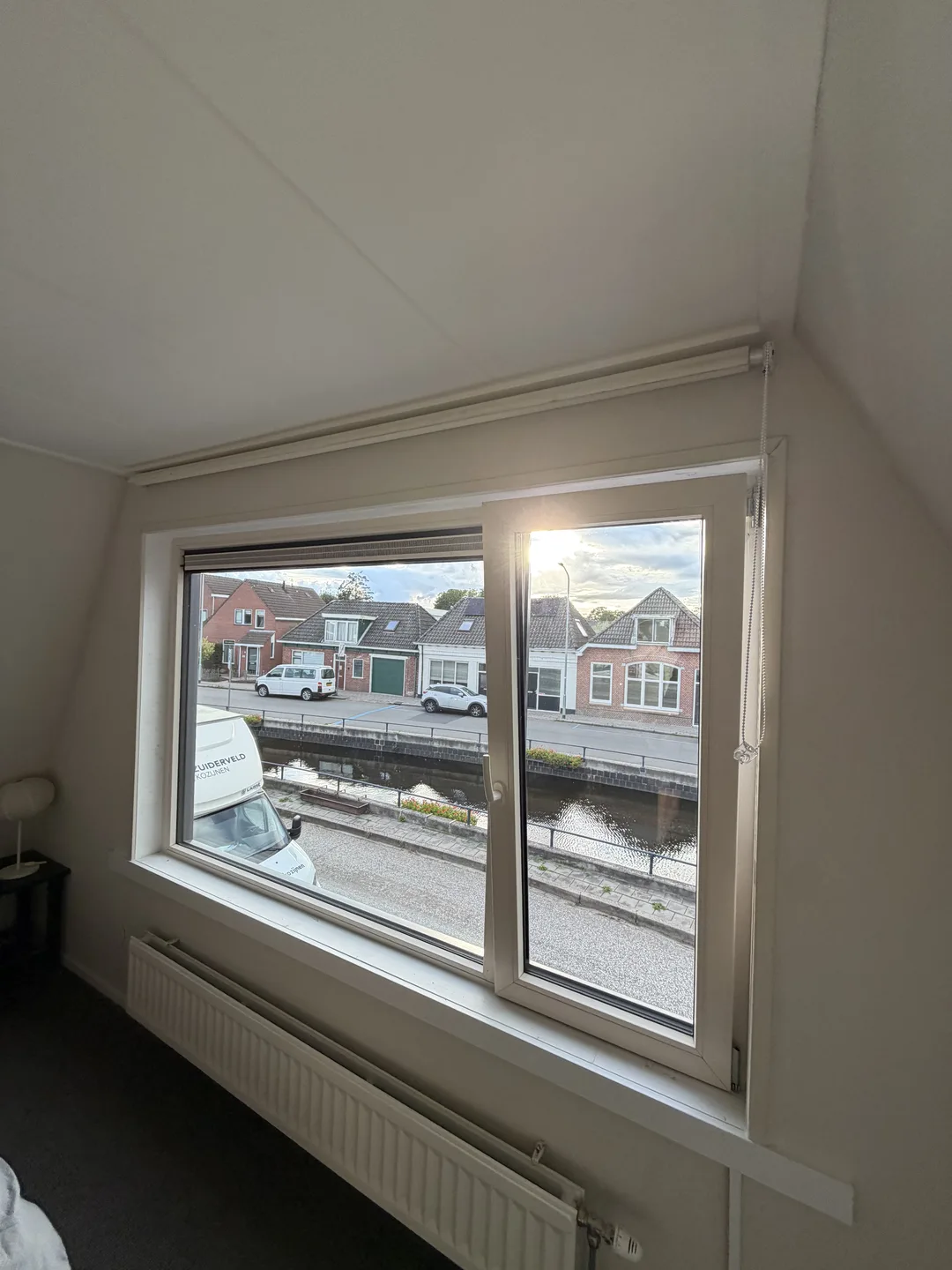 Wit tweevaks kunststof slaapkamerkozijn met draaikiepraam — uitvoeringsvoorbeeld voor uw woning in Groningen