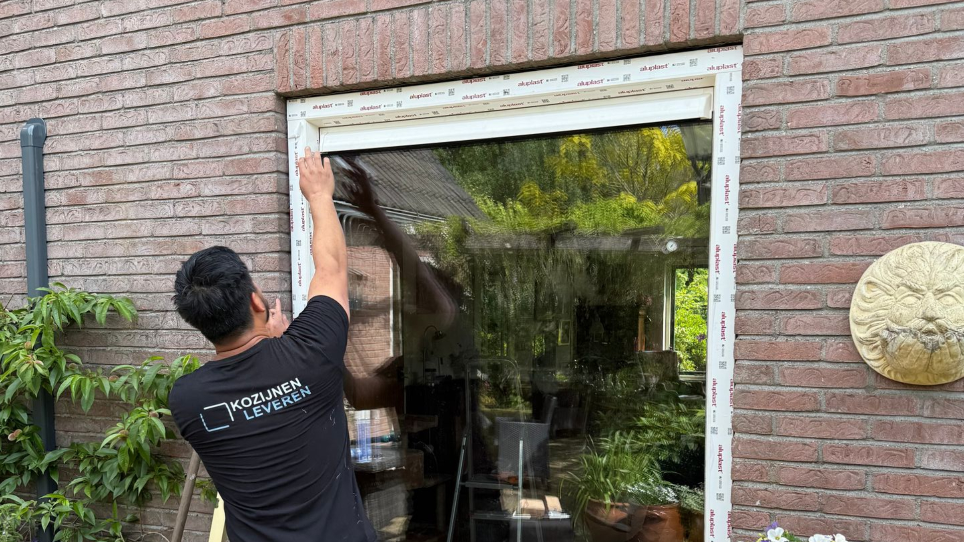 Kunststof kozijn plaatsen in achtertuin — Kozijnenleveren